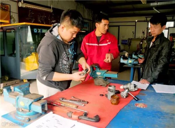 4.选手们正在模拟练习气控阀件的拆检与组装,李文杰在一旁悉心指导,他说“比赛时心里素质尤为重要,平时练得再好,一上比赛场就腿软,那一切也都白练,一定要注意力集中、心无旁骛。.jpg