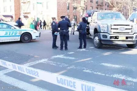 图为警方正在封锁现场调查取证。 (侨报记者宋旸摄)