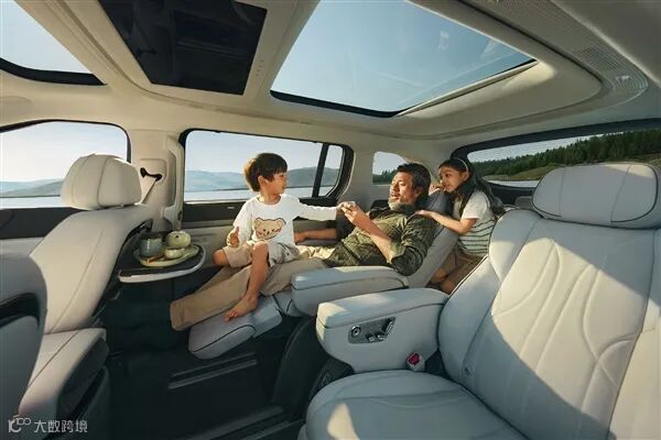 何小鹏晒2025款小鹏X9：全新升级过道版零重力太空沙发