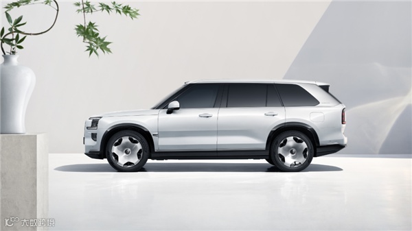 坐实“杭州湾库里南”！极氪9X纯白版官图公布：一眼尊贵