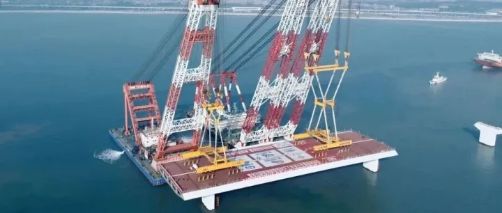 重要进展！厦金大桥厦门段项目海上首榀钢箱梁吊装完成