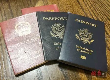 为了能让自己享有福利好治病,刘老先生拿着这些证件多次去社安局更改生日信息都无果。 (崔国萁摄)