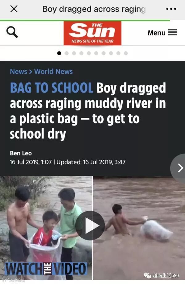 上学时,为避免弄湿衣服,越南人将小孩装进塑料袋拖着过河
