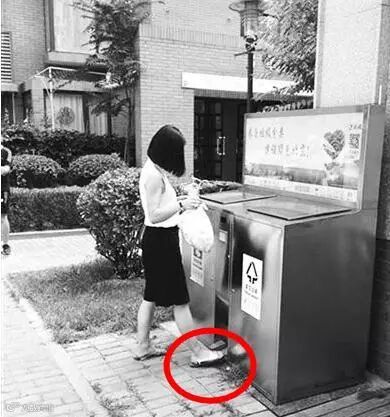 智能垃圾分类回收机开启固废回收新模式