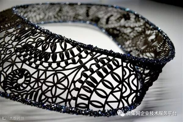 Ruth E. Carter凭3D打印黑豹披风和皇冠获奥斯卡最佳服装设计奖