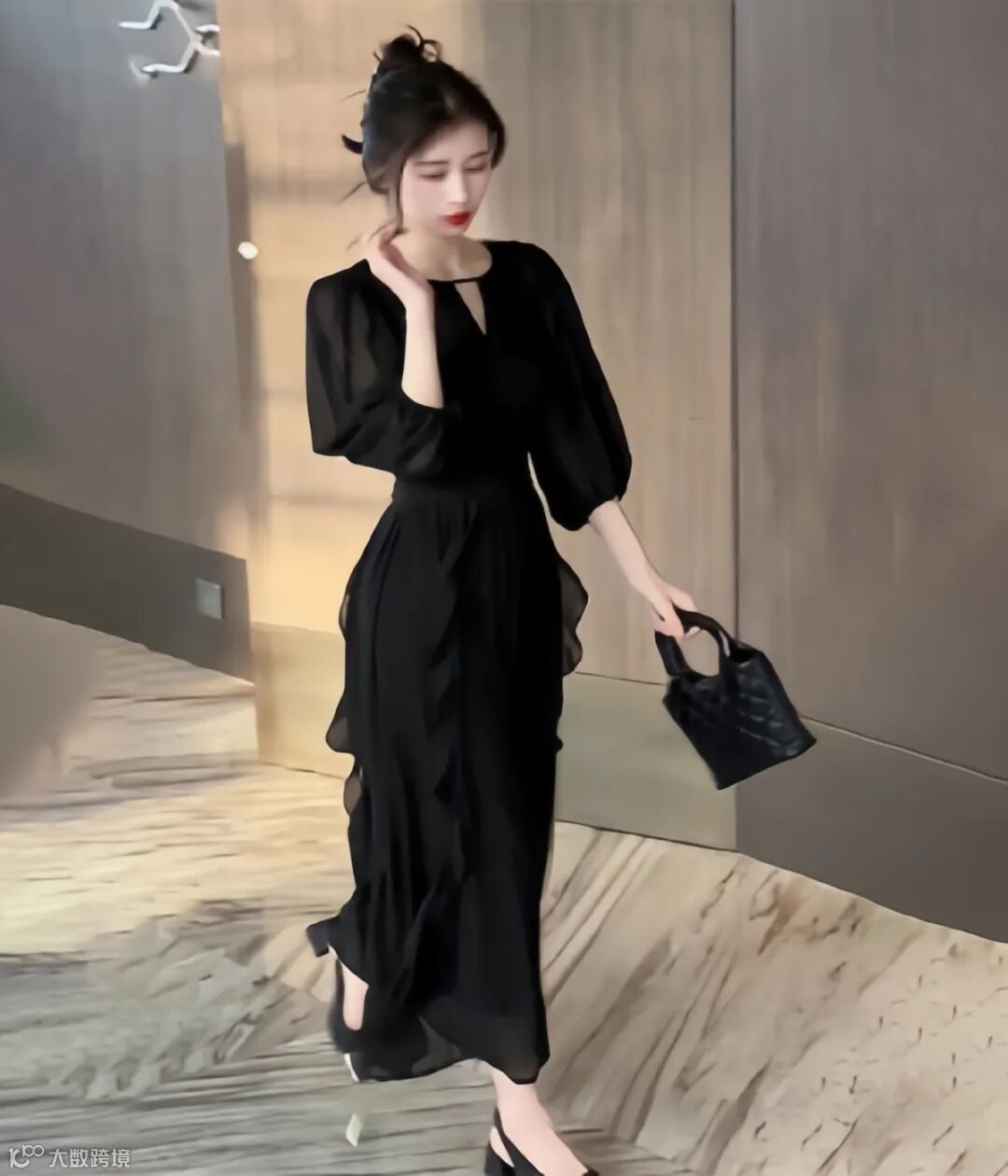 轻熟女人味垂坠飘逸连衣裙夏款女名媛优雅通勤设计感灯笼袖小黑裙.jpg
