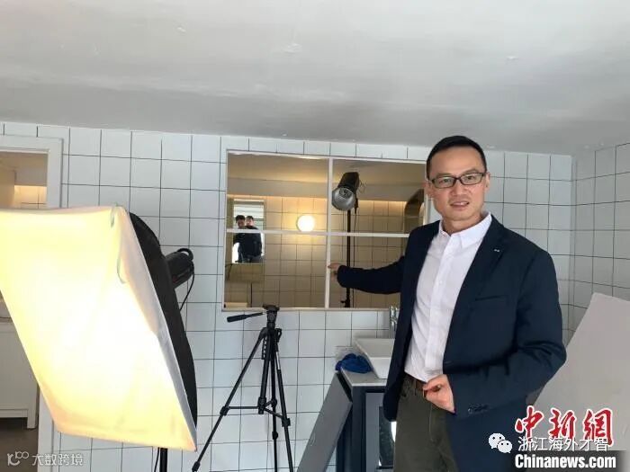 徐伟峰在摄影棚介绍企业产品。 张斌 摄