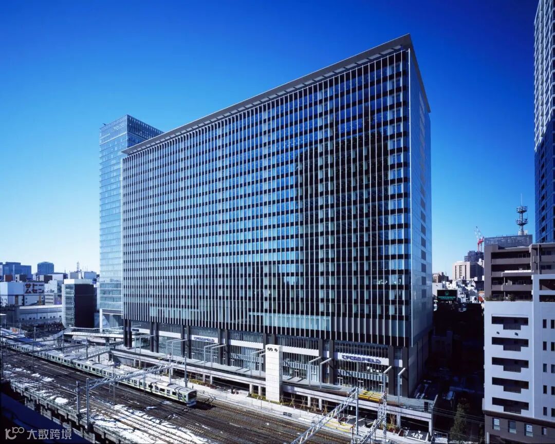 位于秋叶原的复合式大楼，进驻有咖啡厅、餐厅和活动空间等设施