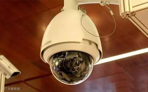 为什么人一动摄像机就会跟着转?