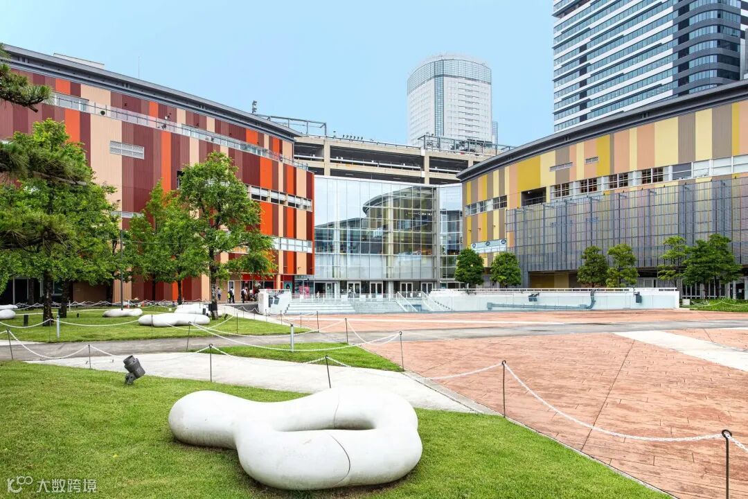 大人小朋友都能玩够一整天。除了购物和美食，还附设有电影院和「KidZania东京」的商业设施