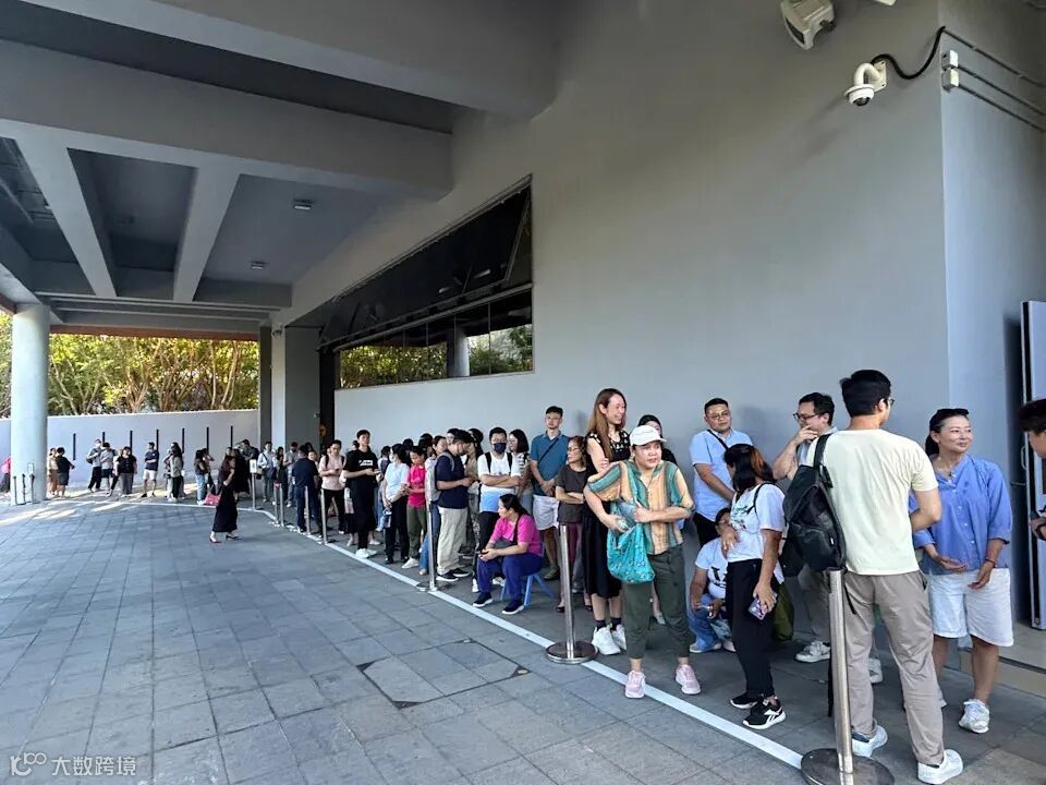 簡介會傍晚五時半開始，開始前一小時已有過百人排隊待入場。