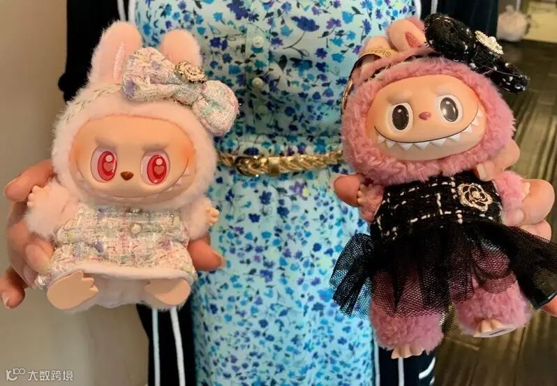 楊安立給Labubu的Version1代和2代穿上不同風格衣服。（記者張宏╱攝影）