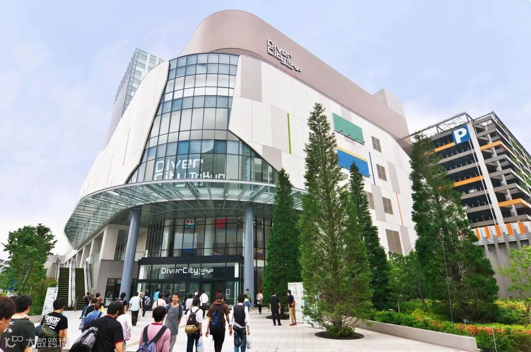 以巨型等身大独角兽钢弹立像为标志的大型购物中心