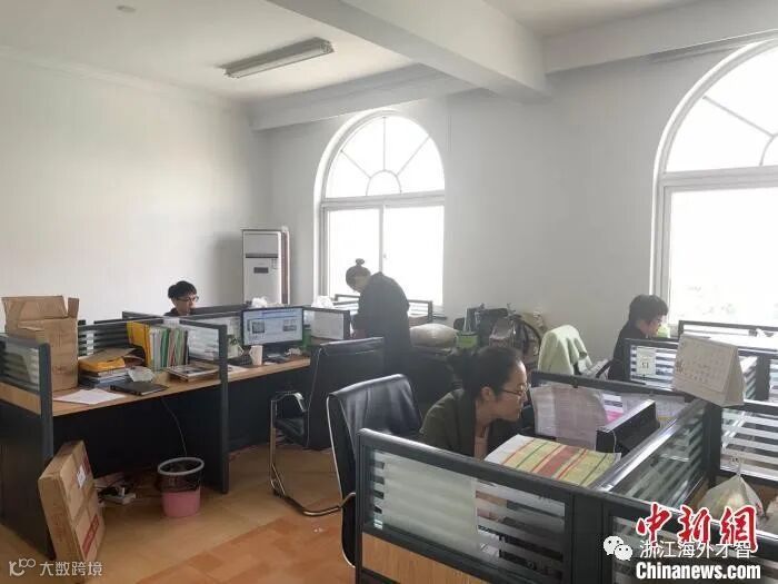 中国(杭州)跨境电子商务综合试验区萧山开发区产业园的一家外贸企业内。 张斌 摄