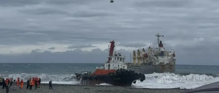 中钢通鸿轮在<em>花莲</em>近海搁浅 一拖船前去救援也受困……