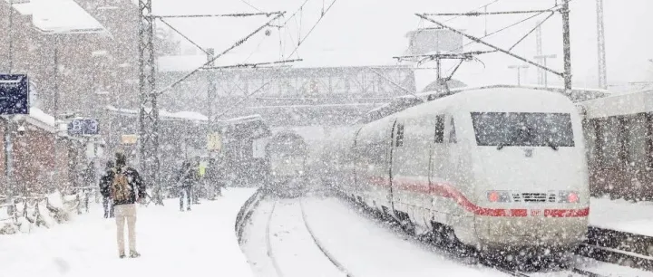 欧洲极端暴雪致港口停摆，物流全面中断！