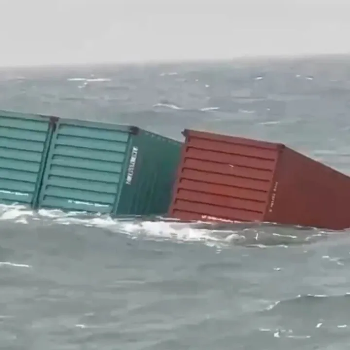 香港籍货柜船“中联黄埔”<em>基隆</em>外海发生货柜落海事故，27个集装箱掉入海中
