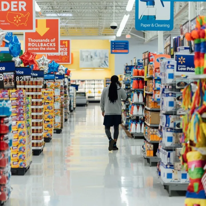 【2025零售业复盘：<em>量</em><em>贩</em>零食<em>店</em>从“万<em>店</em>狂奔”到“红利拐点”，谁是下一个出局者？】