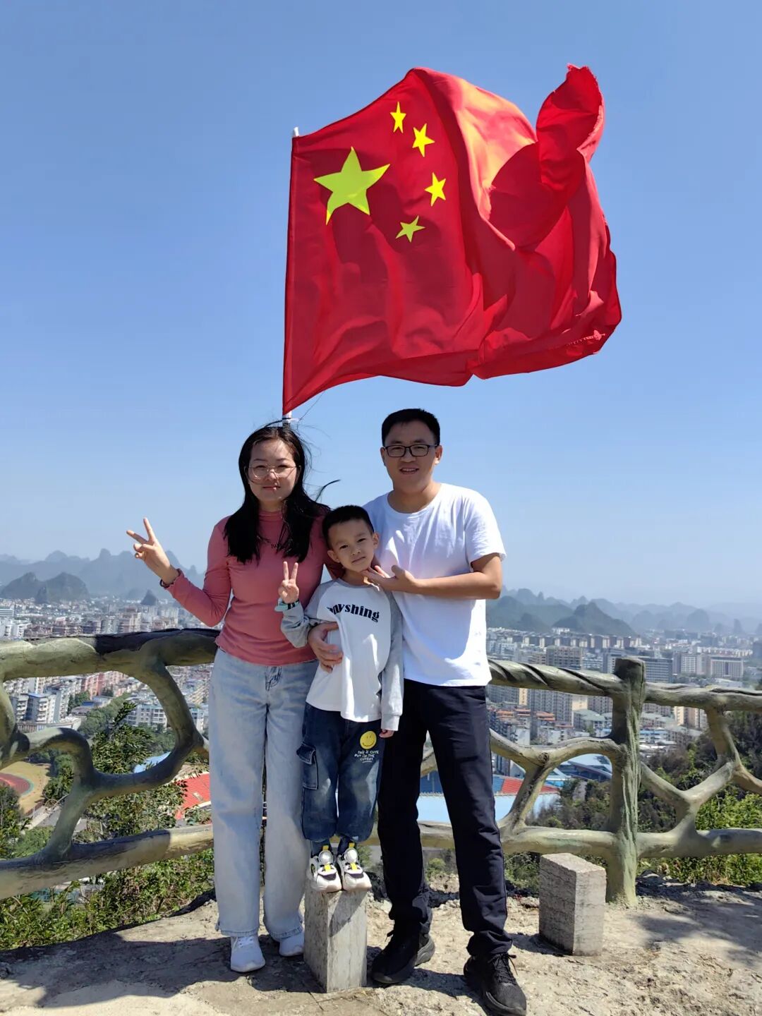 我与国旗合张影,定格最美中国红!- 大数跨境