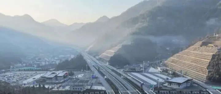 <em>G69</em>国家高速公路银百线陕渝段建成通车