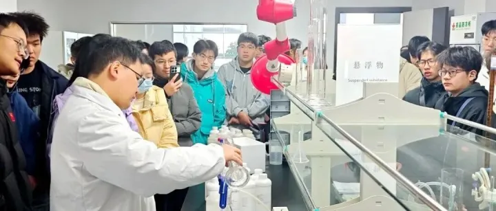 <em>阜阳</em>师范大学师生走进<em>阜阳</em>实验室