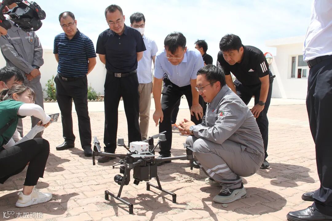 向国内主流媒体展示无人机操作.JPG