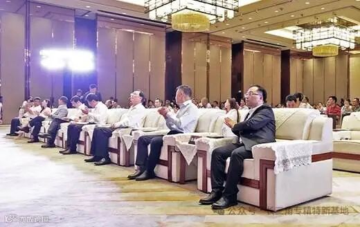 图片包含 室内, 天花板, 桌子, 房间

AI 生成的内容可能不正确。