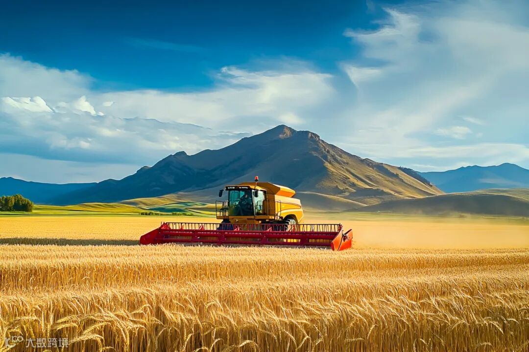 农业科技写实自然风光红色联合收割机金黄山峰麦田工作场景商业照片(仅供交流学习非商用).png
