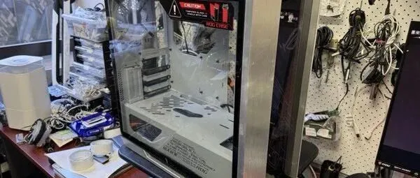 ASUS ROG Strix Helios 白色中塔机箱｜铝合金框架｜4 把 Corsair iCUE 140mm RGB 风扇