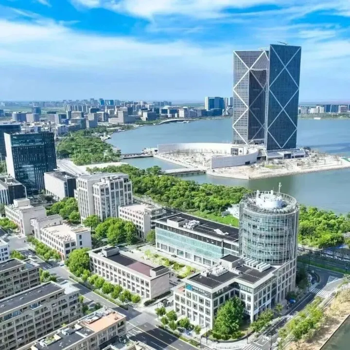 媒体聚焦 | 一根网线，唤醒超级工厂！临港凭什么成为“一人公司”的梦想沃土？