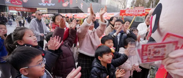 一场跨越国界的冬日欢聚，在小镇冬日市集，用暖意点亮新程