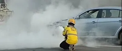 真勇！灵山一私家车自燃，外卖骑手秒变“消防员”