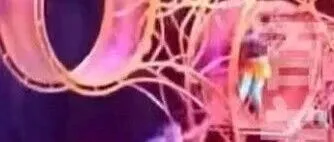 突发意外！演员从高空坠落，被担架抬走