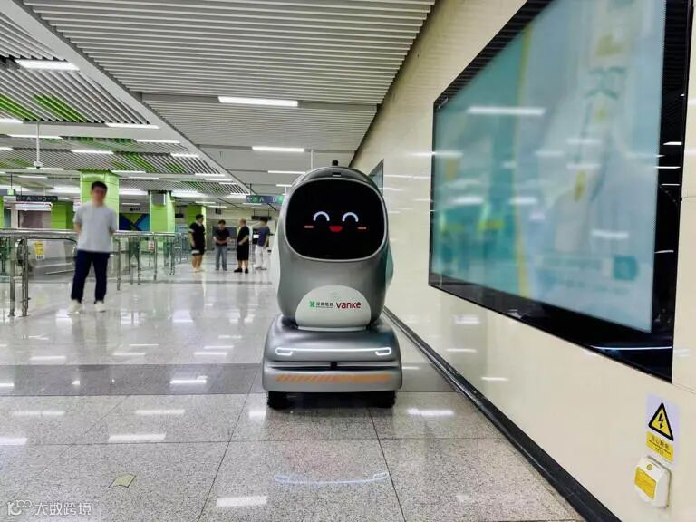 全球首例！深圳机器人自主搭乘地铁配送货