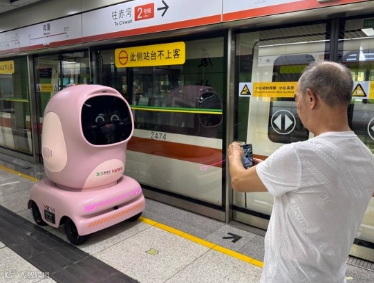 全球首例！深圳地铁配送机器人来了：自己会乘地铁送货