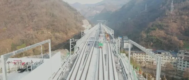 西康高铁桐木站铺轨完成施工