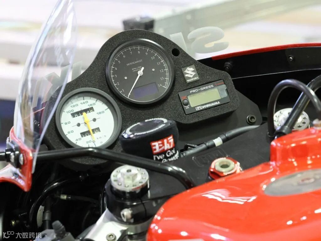 儀表配置呼應 604 賽車風格，同時導入 Motogadget 轉速表與 Yoshimura PRO-GRESS 多功能儀表等現代化配備。三角台與把手亦是 Yoshimura 的新作。