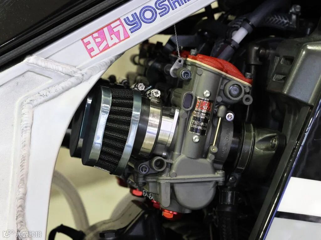 化油器採用專為油冷 GSX-R 開發的 Yoshimura TMR-MJN32。引擎本體亦經過細緻調整校。