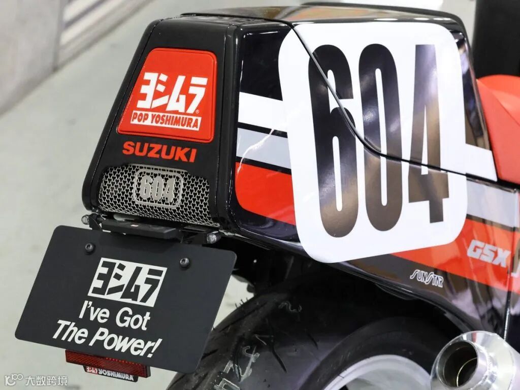 尾燈採仿 604 賽車的內嵌處理，並換裝整合方向燈功能的超小型 LED。移除原廠牌照燈，改裝刻有「604」字樣的專屬網狀面板。