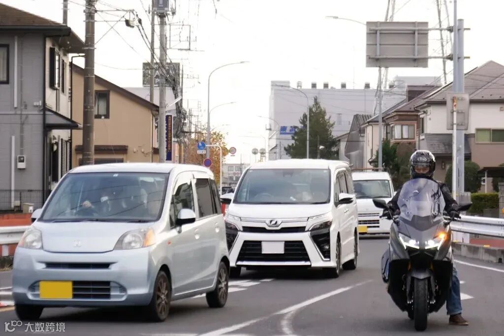 雖然能感受到車體的份量與踏板寬度，但坐姿自由度高且重心易轉移。170cm左右的騎士只要稍微挪動屁股，單腳即可完全踩地。