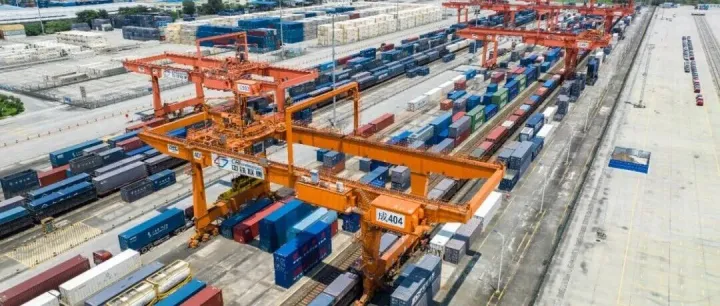 成都中心站年度集装箱办理量突破70万标箱！