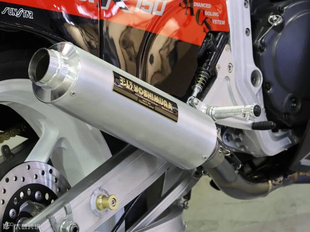 排氣管為本次特製的手工彎管 Duplex 鈦合金 Cyclone。腳踏組也是專為 #604 設計的新品。