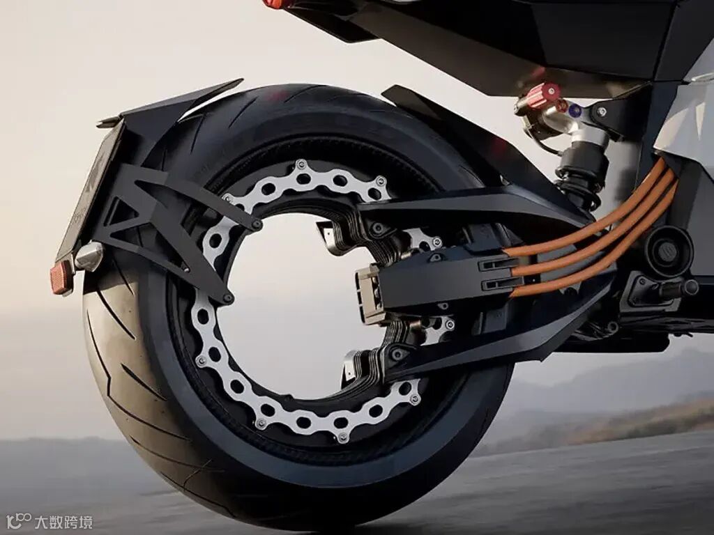 馬達位於輪框內，因此無須鏈條等傳動零件，僅以電纜連接。