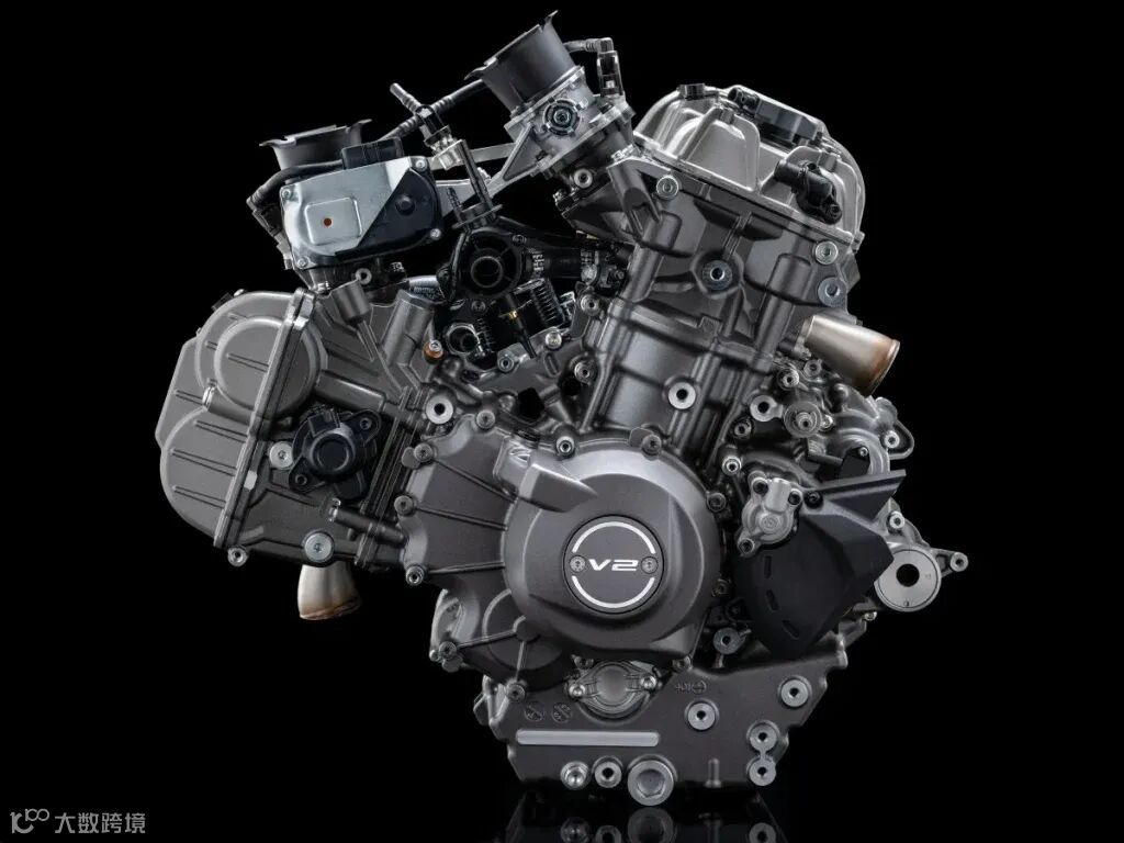 V2 引擎標誌著杜卡迪進入了一個新時代，它採用了彈簧式氣門驅動系統、IVT（進氣可變氣門正時系統）、鋁製汽缸套等