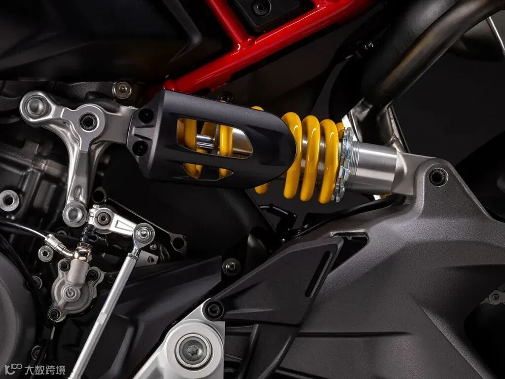 Hypermotard V2 的後懸吊是 KYB 製造的可調式懸吊，偏壓安裝在車輛的左側
