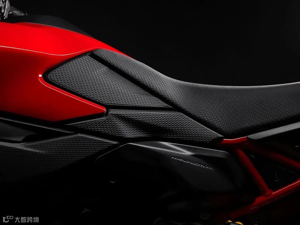 座椅和側板採用源自 Panigale V4 的表面處理工藝，提高了抓地力