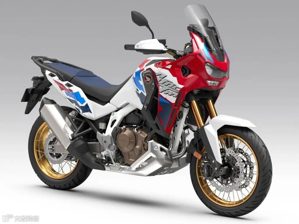 令人聯想起 90 年代末期配色的全新「珍珠耀白（Pearl Glare White）」。