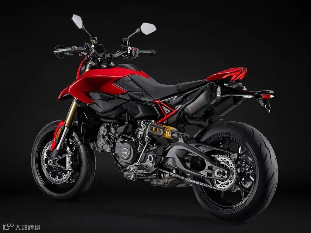 碩大、突出的油箱周圍的設計與短小、截斷的尾部形成對比，突顯了這輛摩托車類似越野摩托車的特性