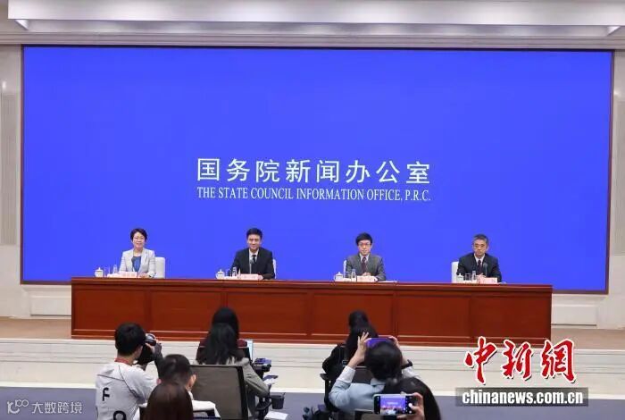 7月22日，中国国务院新闻办公室在北京举行新闻发布会，国家外汇管理局副局长、新闻发言人李斌，国家外汇管理局国际收支司司长贾宁，国家外汇管理局资本项目管理司司长肖胜介绍2025年上半年外汇收支数据情况，并答记者问。 <a target='_blank' href='/'>中新社</a>记者 杨可佳 摄