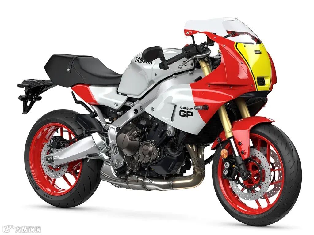 延續色「Silky White」的主題是 Marlboro 塗裝。在禁菸令實施前，許多賽車運動的贊助商皆為菸草商。